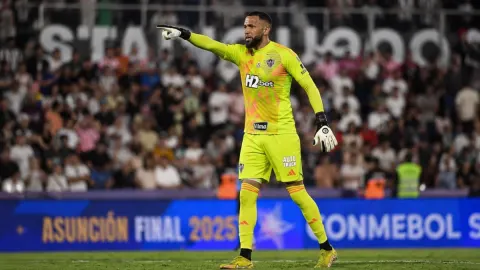 Éverson joga com fratura e Atlético-MG prepara afastamento