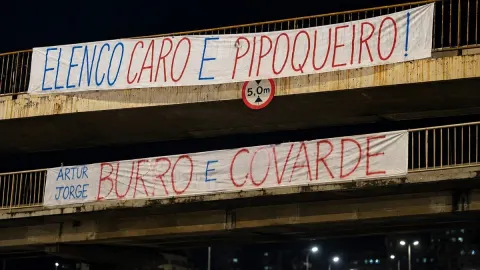 Protesto do Cruzeiro mira elenco e Artur Jorge após eliminação