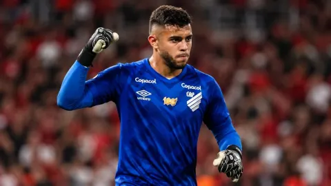 Mycael defende pênalti no fim e chega a sete pelo Athletico