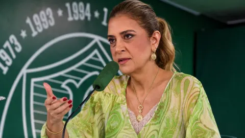 Leila reage a críticas e oposição eleva pressão nos bastidores do Palmeiras