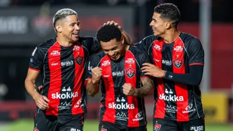 Vitória encontra resposta no Barradão e goleia a Chapecoense