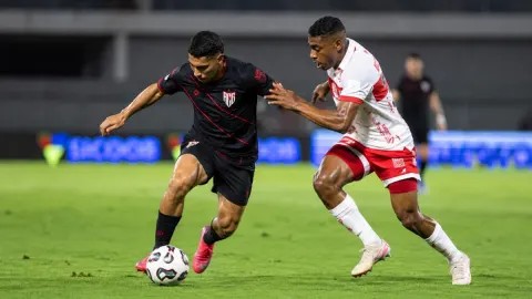 CRB acelera após o intervalo, vence o Atlético-GO e encosta no G-6