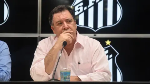 Santos acumula quatro Transfer ban na Fifa e busca saída financeira