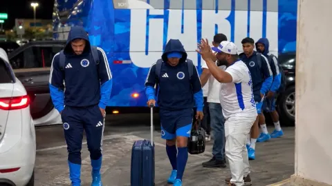Protesto no desembarque expõe nova pressão sobre o Cruzeiro