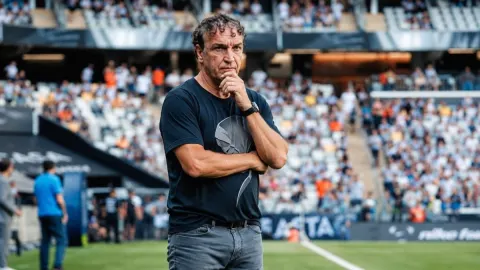 Cuca prepara mudança no Santos após revés doloroso diante do Atlético-MG