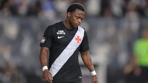 Expulsão de Gómez cria problema duplo para o Vasco contra o Boca