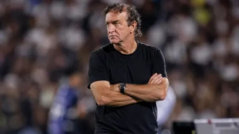 Cuca mantém plano ousado no Santos antes de duelo no Maracanã