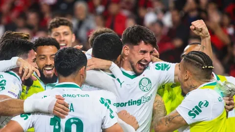 Palmeiras vence com dez, assume a ponta e impõe pressão ao Flamengo