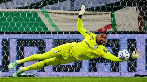 Carlos Miguel pega pênalti, Palmeiras passa pelo Fluminense e mira o tetra
