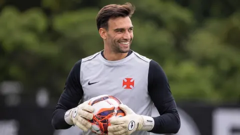 Vasco avalia novo goleiro, mas Léo Jardim segue nos planos