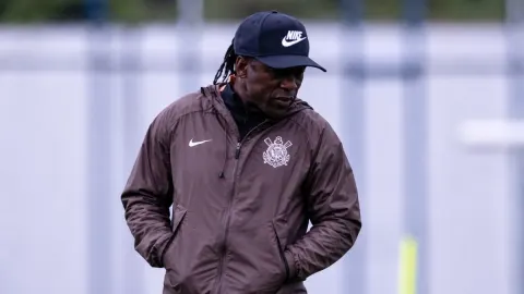 Seedorf vê reação no Corinthians, mas crise ganha novo peso