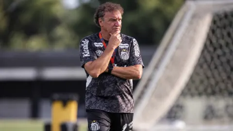 Cuca prepara possível mudança no Santos para clássico decisivo