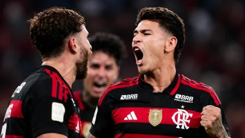 Flamengo vence Atlético-MG no fim e reassume liderança