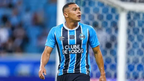 Carlos Vinícius fala sobre possível pré-contrato e mantém Vasco em espera