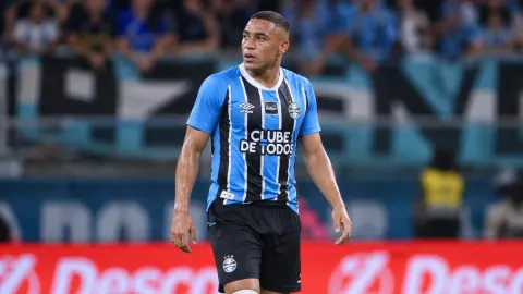Carlos Vinícius vira peça central de uma decisão adiada no Grêmio