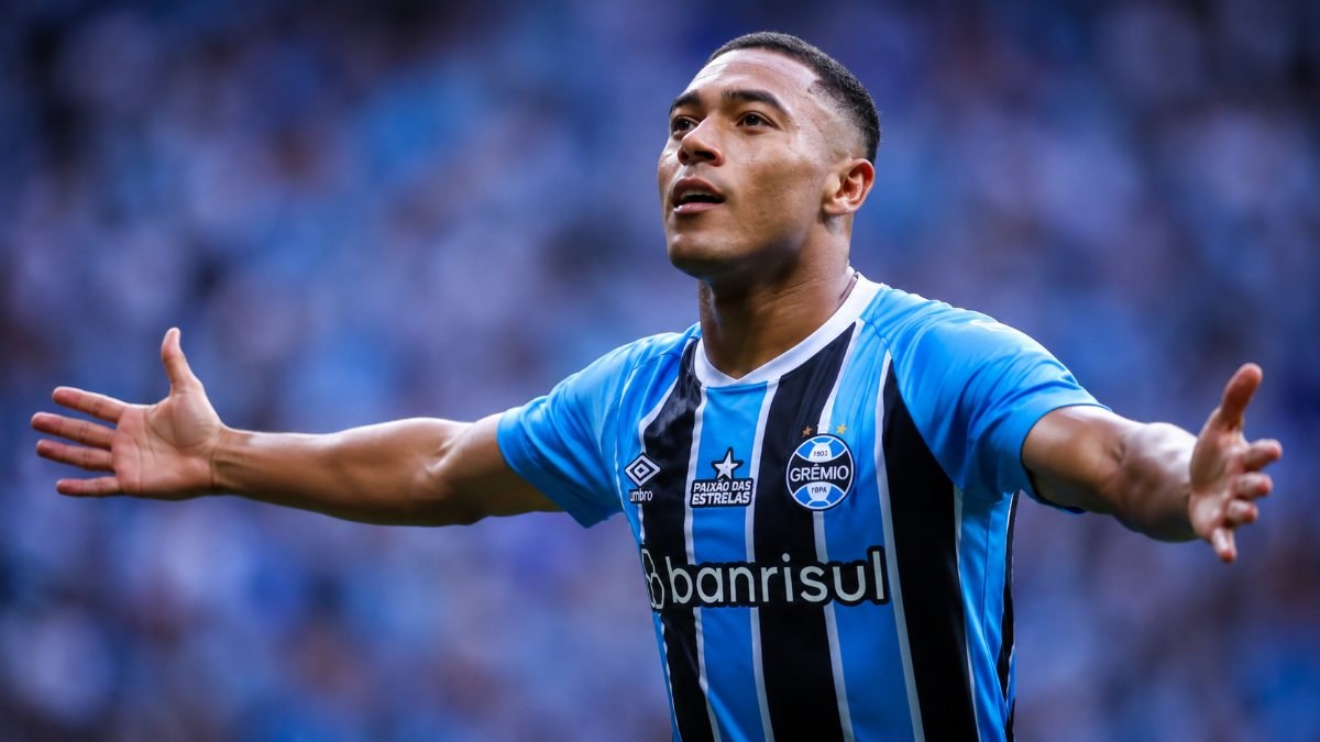 Bastidores do Grêmio: renovação de atacante e alerta financeiro
