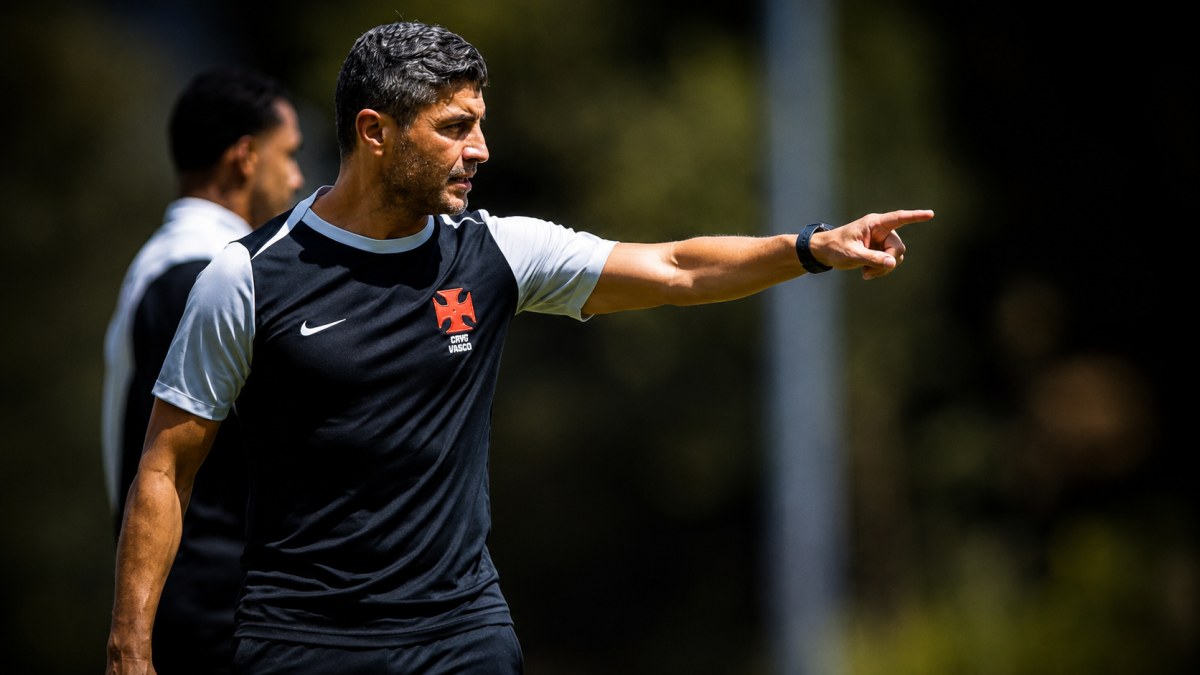 Vasco intensifica busca por centroavante após negativas no mercado