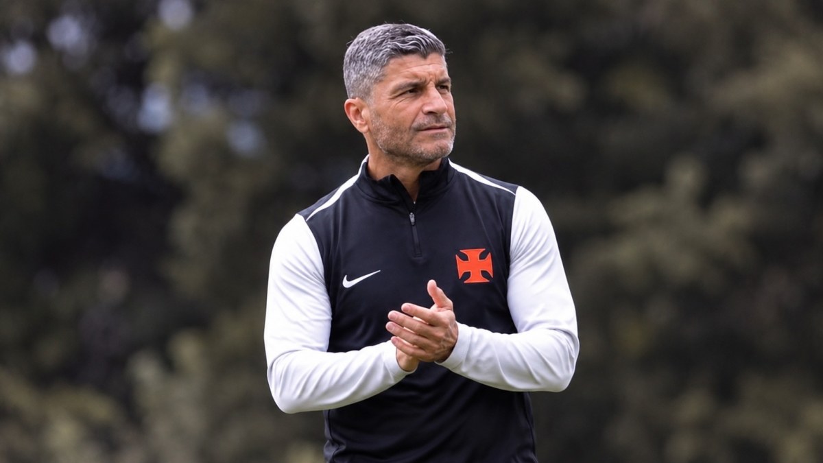 Pedro Emanuel admite momento distinto do Vasco antes do clássico