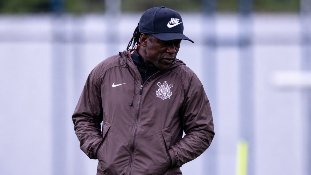 Seedorf vê reação no Corinthians, mas crise ganha novo peso