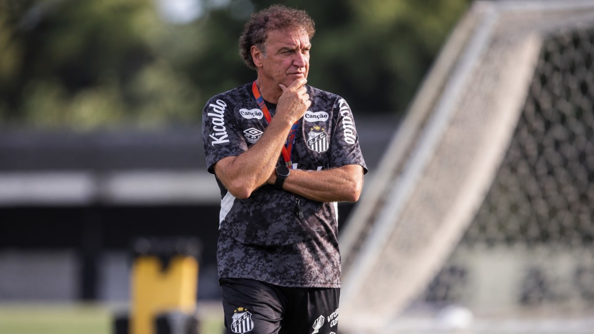 Cuca prepara possível mudança no Santos para clássico decisivo