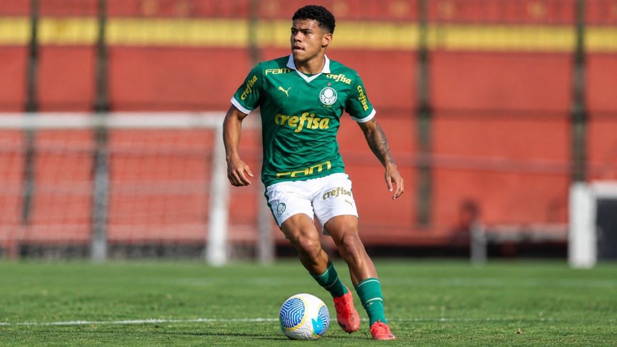 Palmeiras aposta em jovem e redefine planos para o meio-campo
