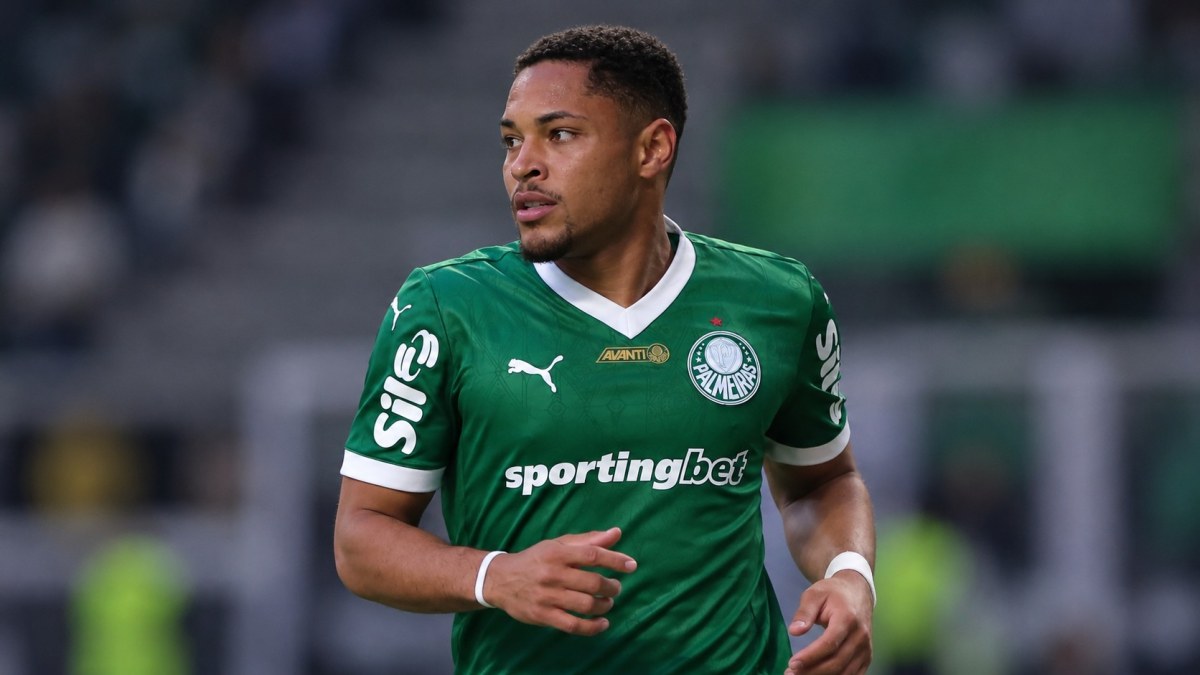 Vitor Roque fica no centro de decisão do Palmeiras para a Vila