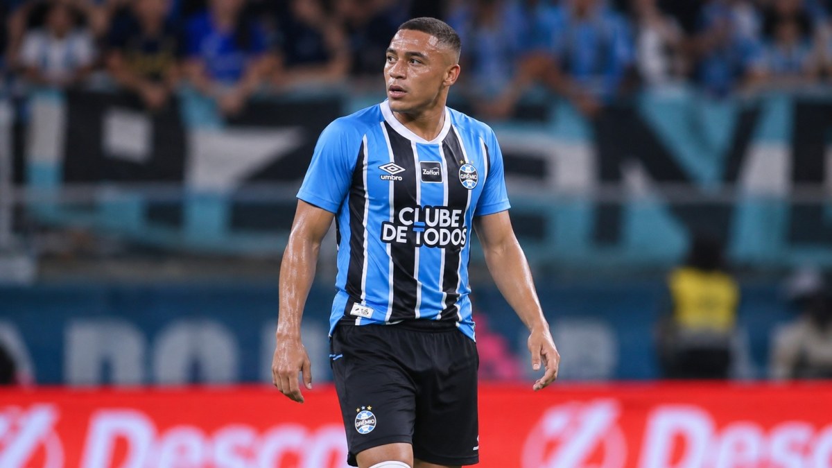 Carlos Vinícius vira peça central de uma decisão adiada no Grêmio